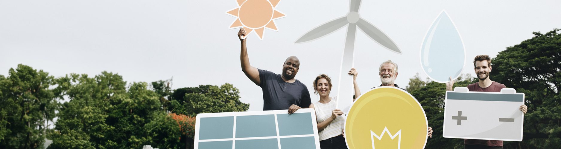 Eine Gruppe von Menschen hält Energiesparsymbole in der Hand.