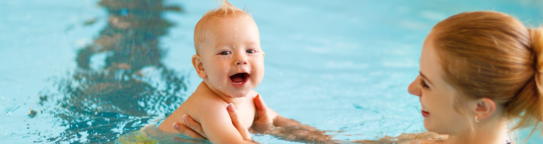 Mutter schwimmt mit Baby